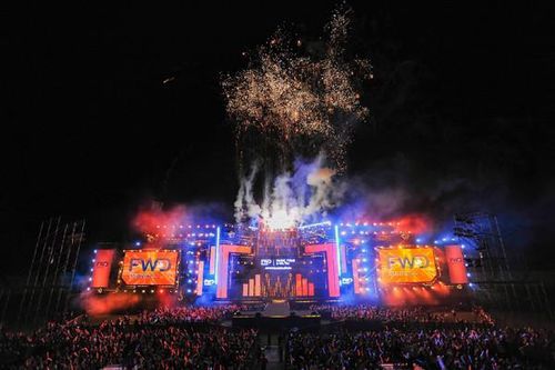 Khán giả Cần Thơ 'cháy' hết mình với FWD Music Tour