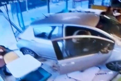 Khoảnh khắc ô tô mất lái lao thẳng vào quán cà phê, hất tung khách đang ngồi
