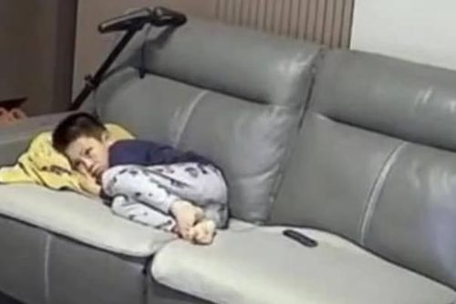 Mê tivi, bé 8 tuổi bị phạt ngồi xem xuyên đêm