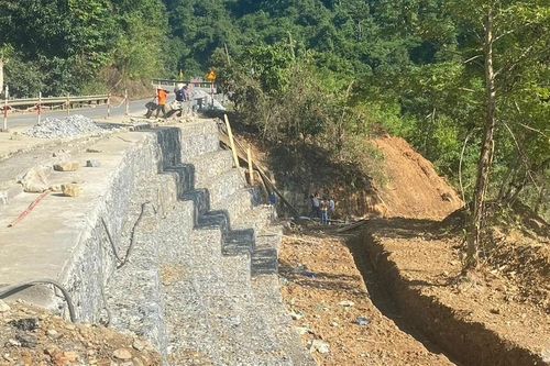 Kè rọ đá ngăn sạt lở taluy âm nghiêm trọng ven bờ sông Nậm Mộ