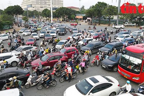 Người dân lúng túng trong ngày đầu thí điểm phân luồng nút giao thông Mễ Trì – Lê Quang Đạo – Châu Văn Liêm