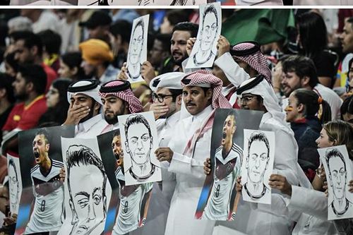 Fan Qatar dùng hình ảnh của Mesut Ozil để 'cà khịa' ĐT Đức