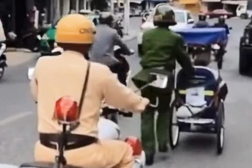 Ấm lòng hình ảnh chiến sĩ công an đẩy xe lăn đi sửa cho người khuyết tật