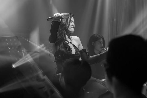 Đông Nhi bất ngờ biến đêm diễn ở phòng trà thành quán bar xập xình: Chuyện gì thế này?