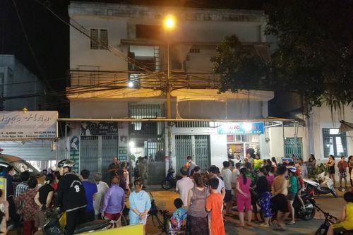 Qua khe cửa phòng trọ, người dân phát hiện cảnh tượng gây ám ảnh