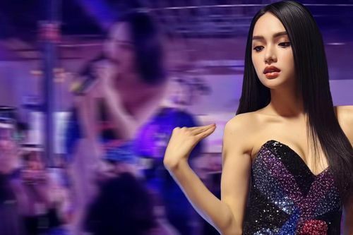 Diện váy 'cũn cởn' chạy show tại Mỹ, nhan sắc Hương Giang qua camera thường khiến ai cũng trầm trồ
