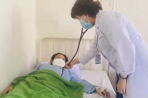 Mẹ bầu 42 tuổi ốm nghén lả người, nhập viện suýt nguy kịch