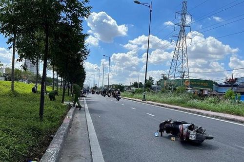TPHCM: Va chạm kinh hoàng khiến xe máy văng hàng chục mét, 2 người thương vong