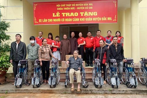 Chùa Thiên Đức (huyện Củ Chi) tặng xe lăn đến người khuyết tật tại Đắk Mil