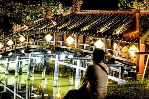 Chợ đêm 'Cầu ngói Thanh Toàn' thu hút du khách thập phương