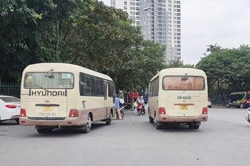 Xe khách gắn mác xe hợp đồng vẫn bát nháo gom khách
