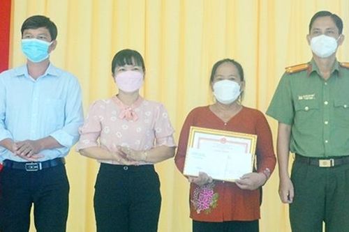 Nhiều tấm gương quần chúng dũng cảm, mưu trí truy bắt tội phạm