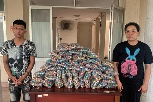Hai 'con nghiện' vận chuyển pháo nổ trái phép qua biên giới