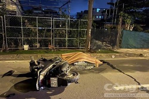Thanh niên nằm chết trên đường ở TP.Thủ Đức, nghi do tông vào gốc cây