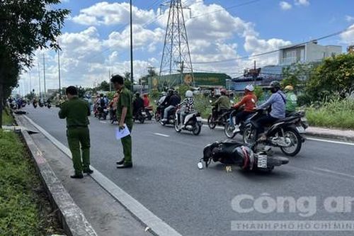 TPHCM: Hai xe máy va chạm văng xa hàng chục mét, 1 người tử vong