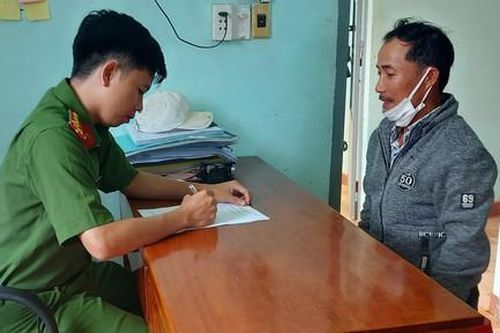 Vận động đối tượng tham gia trộm vũ khí, trốn truy nã 28 năm ra đầu thú