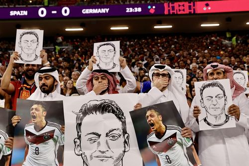 Lý do CĐV Qatar mang ảnh Ozil đến xem trận Tây Ban Nha gặp Đức