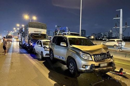 Sáu xe ô tô 'dồn toa' trên đường Vành đai 3 gây ùn tắc giao thông