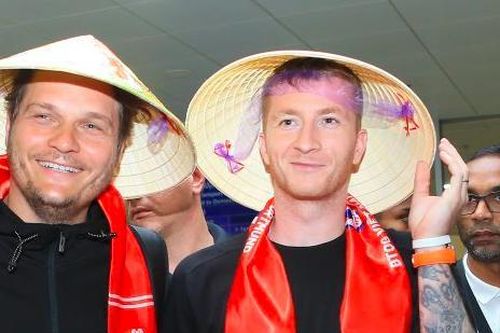 Marco Reus thích thú với nón lá khi tới Hà Nội