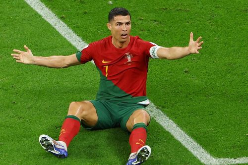 FIFA tước bàn của Ronaldo, chuyển cho Bruno Fernandes