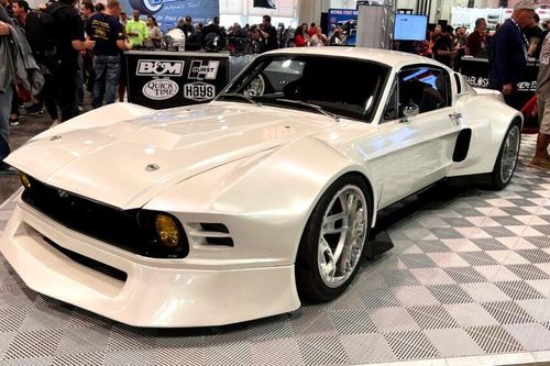 Độ chiếc Bugatti bằng bộ phận xe Mustang
