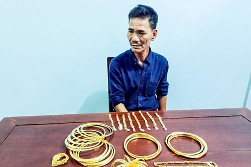 Tài xế xe khách trộm túi vàng trị giá hơn 400 triệu đồng
