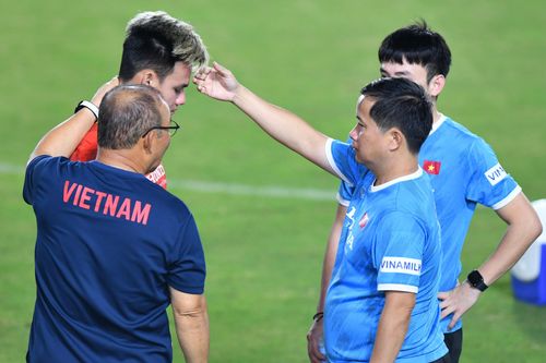 Hồ Tấn Tài gặp vấn để về sức khỏe trong buổi tập của tuyển Việt Nam