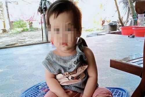 Bé gái gần 1 tuổi bị bỏ rơi bên đường