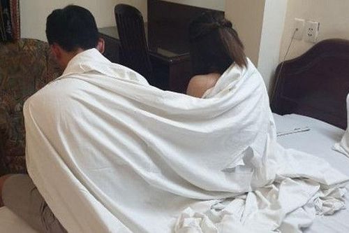 2 gái bán dâm được chủ nhà nghỉ môi giới tiếp khách