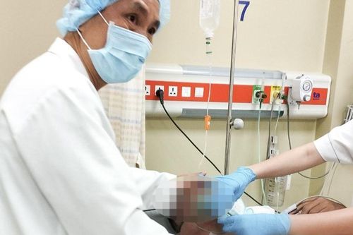 60 giây chạy đua cứu sống bệnh nhân người Singapore