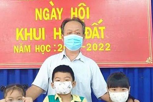 Thầy giáo nặng lòng với mầm non
