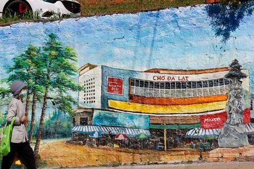 Loạt tranh trên bờ taluy tô điểm Đà Lạt