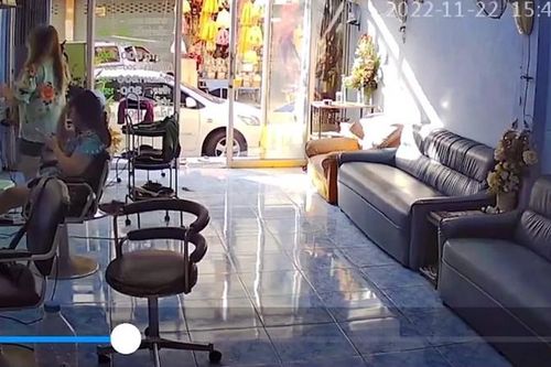 Cô gái khiếp sợ phát hiện 'sinh vật lạ' lao về phía mình