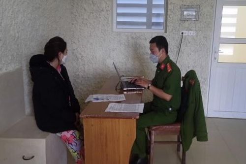 Bắt đối tượng lừa bán hoa trên mạng xã hội