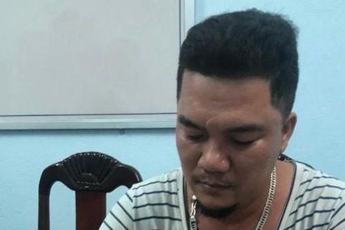 Uống say nhớ 'chuyện cũ', người đàn ông vác rựa chém hàng xóm