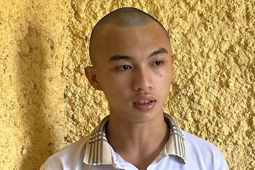 Nghi ngờ bị cướp người yêu, nam thanh niên dùng đá ném vào đầu 'tình địch'
