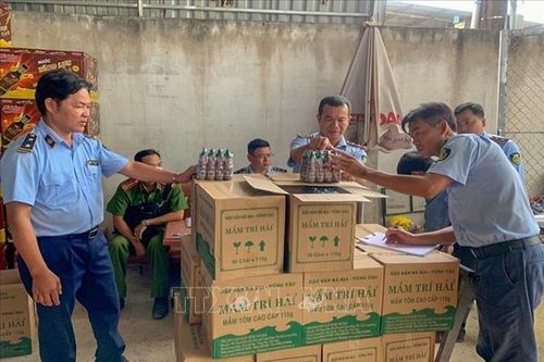 Phạt chủ cửa hàng 70 triệu đồng, buộc tiêu hủy hơn 6.000 chai mắm Trí Hải giả