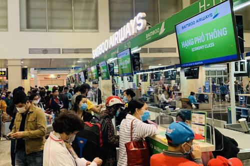 Giá vé máy bay Tết 2023 cao ngất ngưởng, nhiều người lo lắng không mua được vé về quê