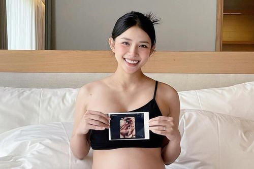 Vợ Phan Mạnh Quỳnh tự tin khoe bụng rạn ở tháng cuối thai kỳ, khẳng định mọi thứ đều dành cho con