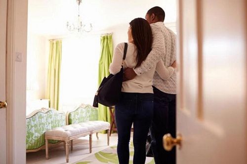Vào phòng khách sạn với trai trẻ, người phụ nữ cùng con gái nhỏ vĩnh viễn không thể trở ra