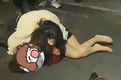Vợ và nhân tình đánh nhau trên đường, bất bình nhất là hành động của người chồng