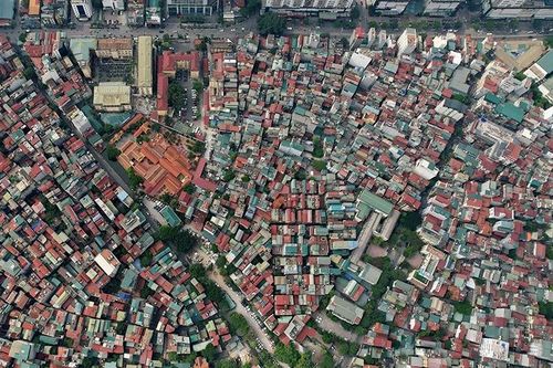 Nhà cửa dày đặc không còn khoảng trống khi nhìn đô thị Hà Nội từ trên cao