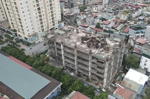 Cao ốc trơ khung hoen gỉ trên 'đất vàng' nhà máy cũ