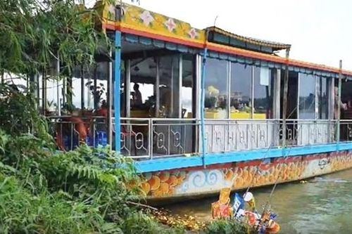 Sông Hương bị đầu độc bằng vàng mã và đèn hoa đăng