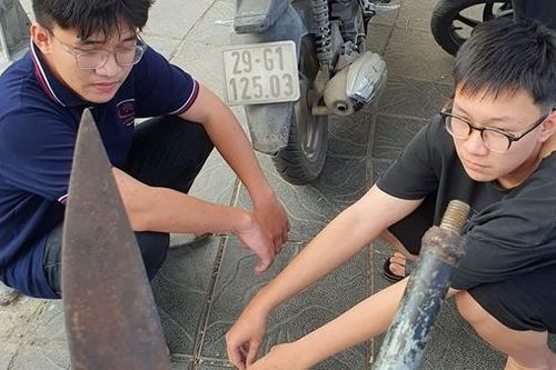 Hung khí đáng sợ dưới cốp xe máy của 2 'trẻ trâu'