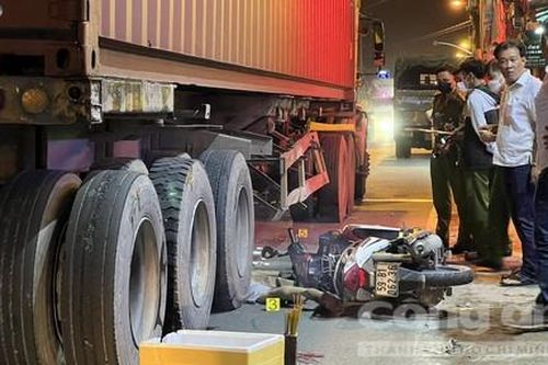 Xe máy ngã ra đường, bị xe container chạy vào giờ cấm đụng tử vong