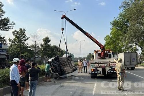 Xe container húc ô tô du lịch lật chỏng bánh lên trời