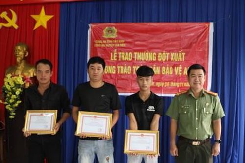 Khen thưởng 3 người dân dũng cảm bắt 2 tên cướp giật