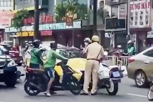 CSGT TPHCM nói gì về vụ tài xế ôtô tông ngã xe đặc chủng ở Q.5