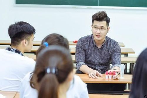 Thầy giáo Hóa học nổi tiếng với phương pháp 'cá nhân hóa lộ trình học' là ai?